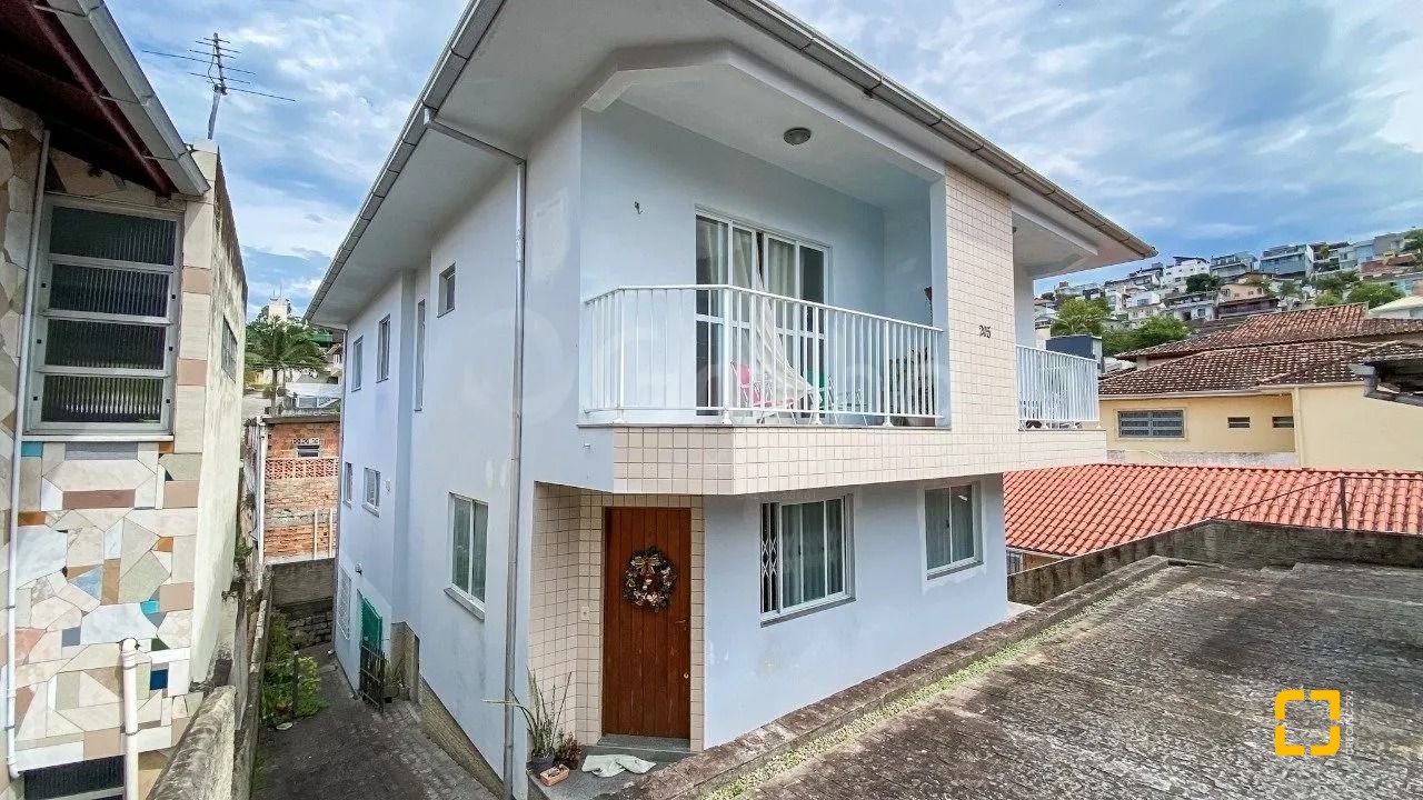 Casa com 253m², 4 quartos (sendo 1 suíte), 3 garagens, no bairro Trindade em Florianópolis