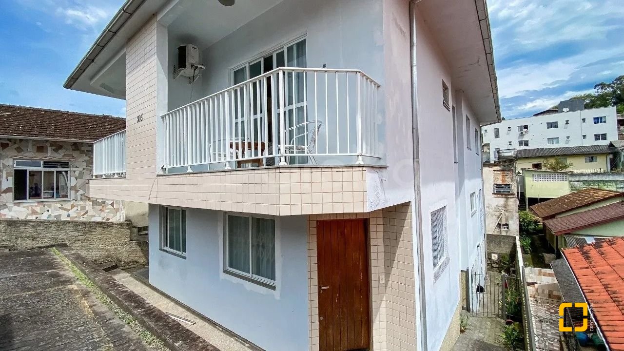 Casa com 253m², 4 quartos (sendo 1 suíte), 3 garagens, no bairro Trindade em Florianópolis