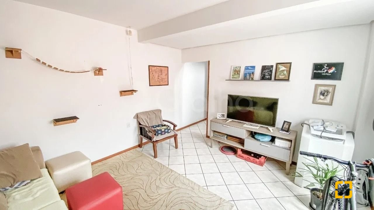 Casa com 253m², 4 quartos (sendo 1 suíte), 3 garagens, no bairro Trindade em Florianópolis
