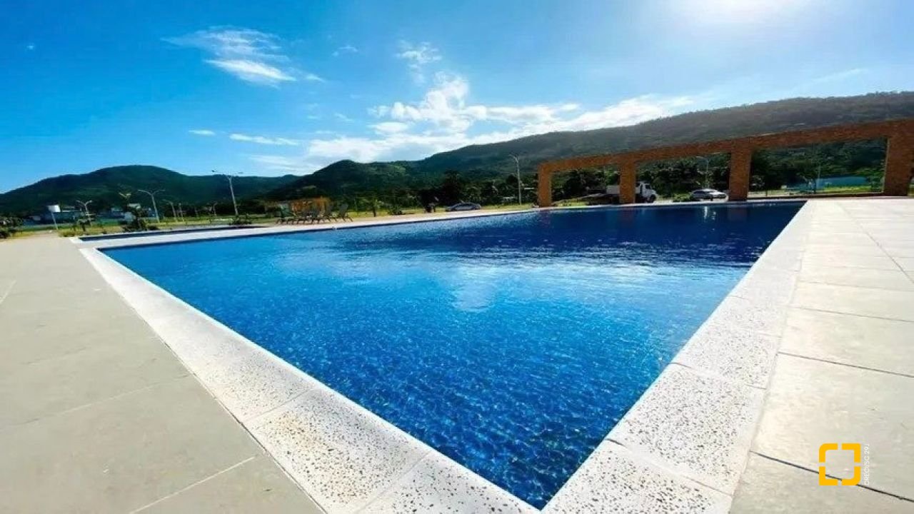 Terreno com 453m², no bairro Ratones em Florianópolis