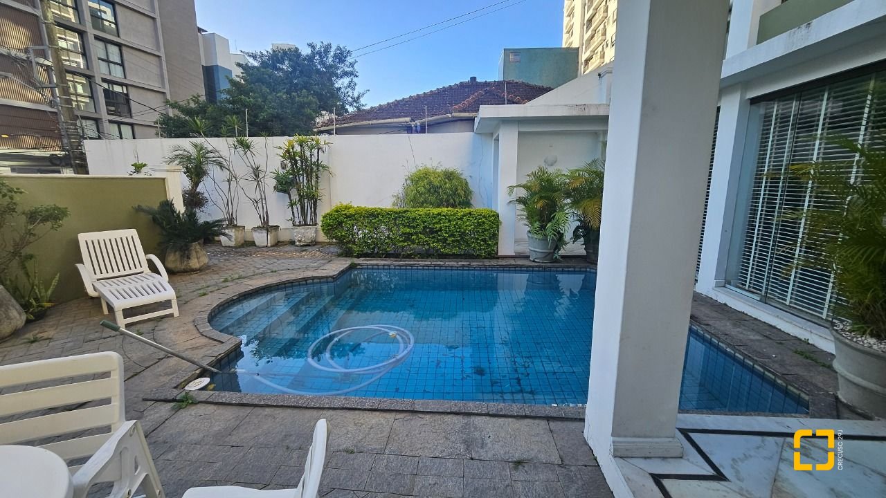 Casa com 350m², 7 quartos (sendo 3 suítes), 2 garagens, no bairro Centro em Florianópolis
