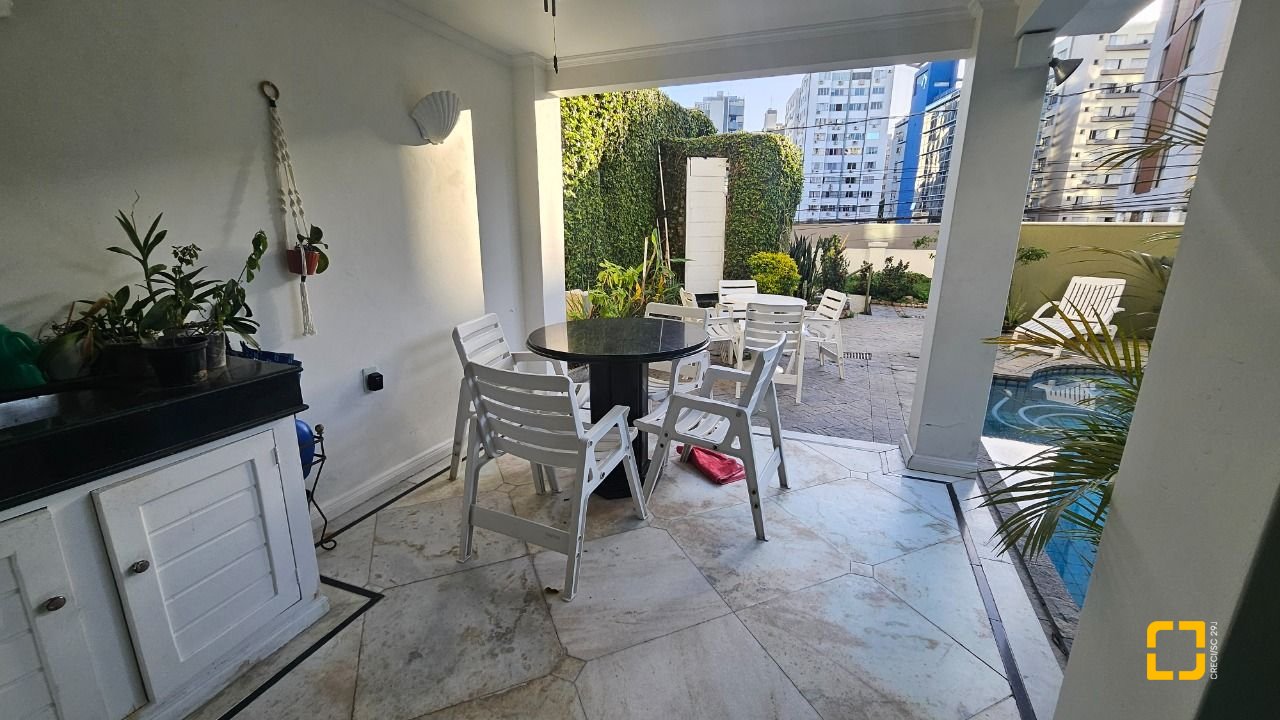 Casa com 350m², 7 quartos (sendo 3 suítes), 2 garagens, no bairro Centro em Florianópolis