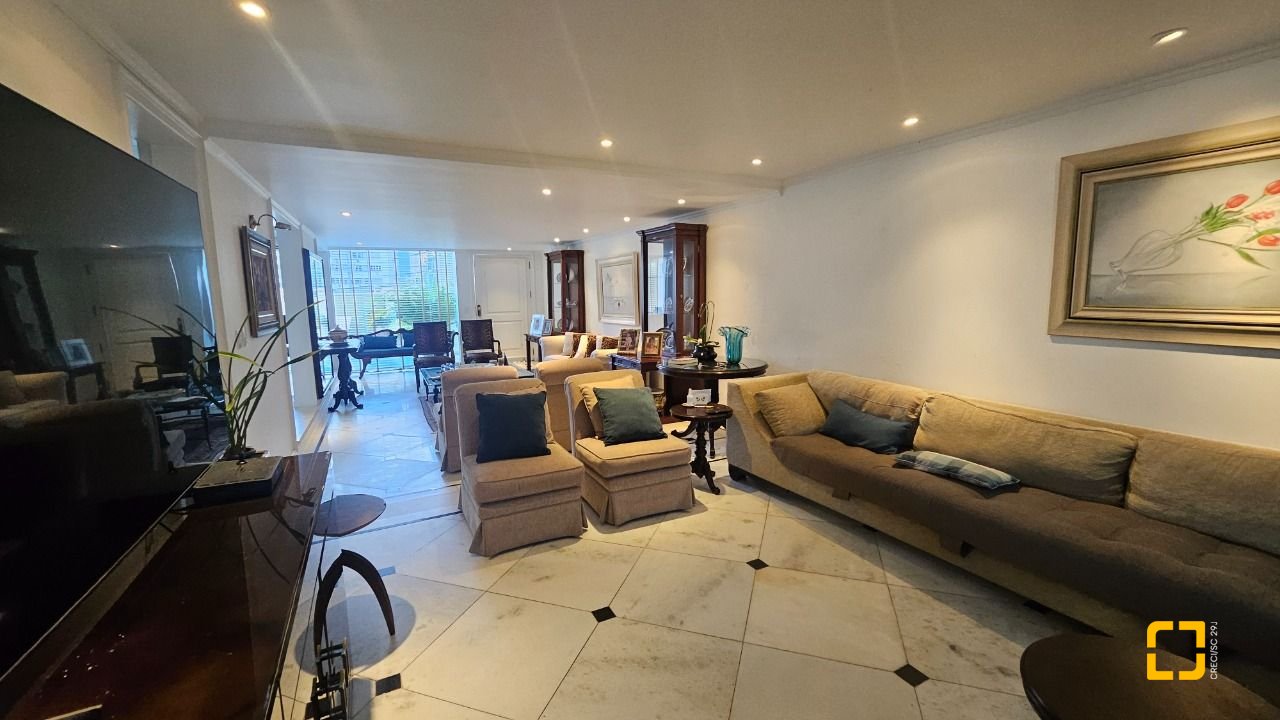 Casa com 350m², 7 quartos (sendo 3 suítes), 2 garagens, no bairro Centro em Florianópolis