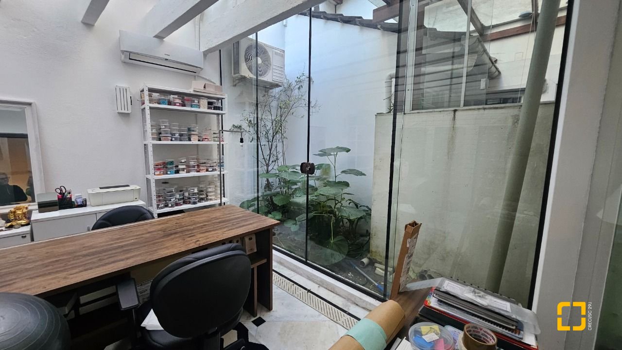 Casa com 350m², 7 quartos (sendo 3 suítes), 2 garagens, no bairro Centro em Florianópolis