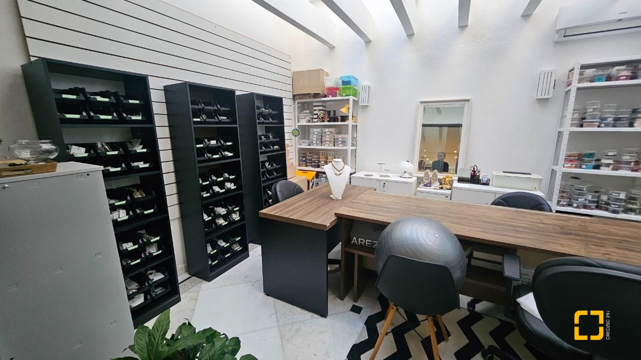 Casa com 350m², 7 quartos (sendo 3 suítes), 2 garagens, no bairro Centro em Florianópolis