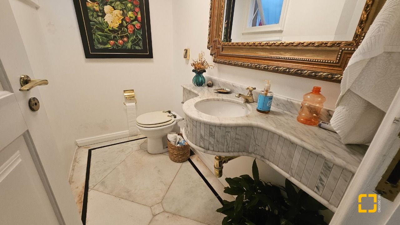 Casa com 350m², 7 quartos (sendo 3 suítes), 2 garagens, no bairro Centro em Florianópolis