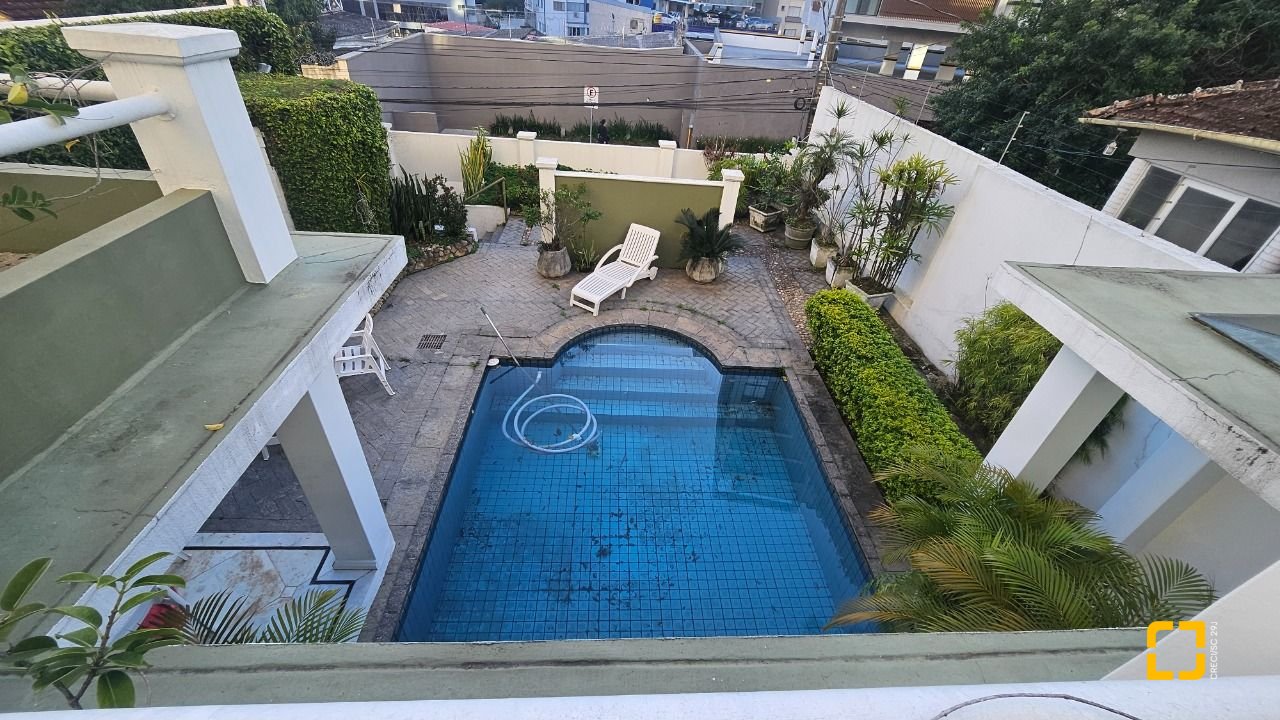 Casa com 350m², 7 quartos (sendo 3 suítes), 2 garagens, no bairro Centro em Florianópolis