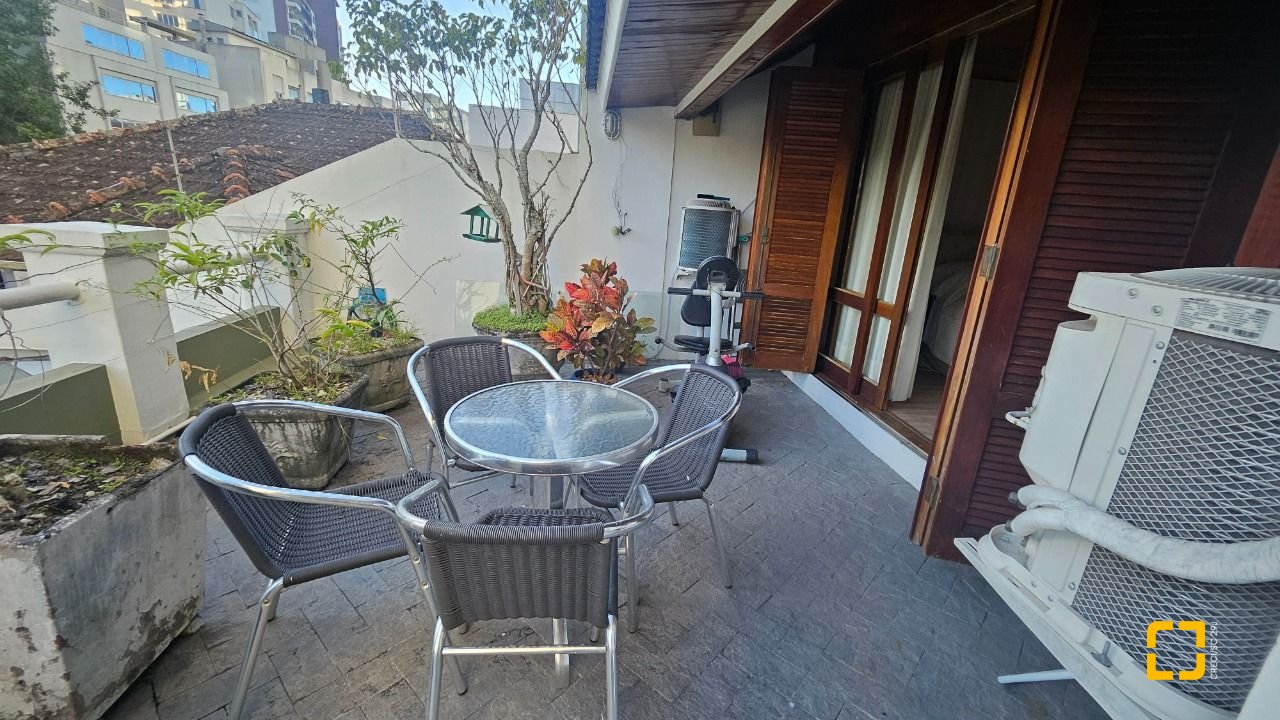 Casa com 350m², 7 quartos (sendo 3 suítes), 2 garagens, no bairro Centro em Florianópolis