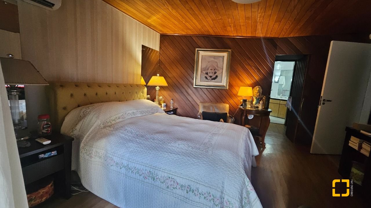 Casa com 350m², 7 quartos (sendo 3 suítes), 2 garagens, no bairro Centro em Florianópolis