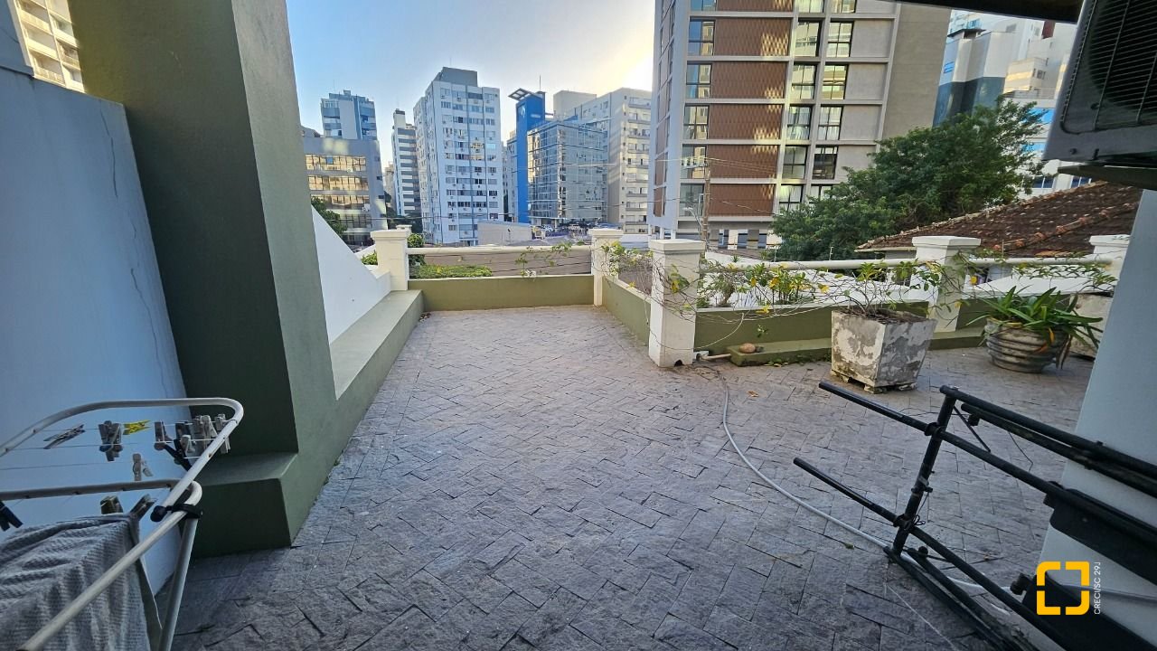Casa com 350m², 7 quartos (sendo 3 suítes), 2 garagens, no bairro Centro em Florianópolis