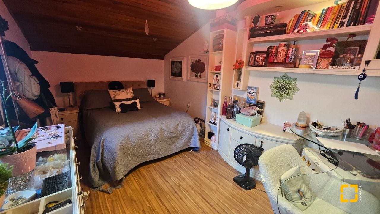 Casa com 350m², 7 quartos (sendo 3 suítes), 2 garagens, no bairro Centro em Florianópolis