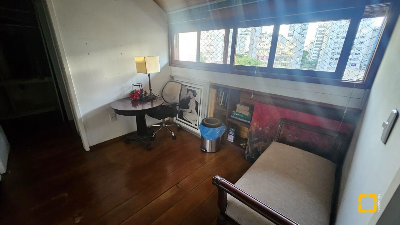 Casa com 350m², 7 quartos (sendo 3 suítes), 2 garagens, no bairro Centro em Florianópolis