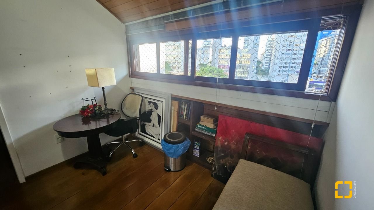 Casa com 350m², 7 quartos (sendo 3 suítes), 2 garagens, no bairro Centro em Florianópolis