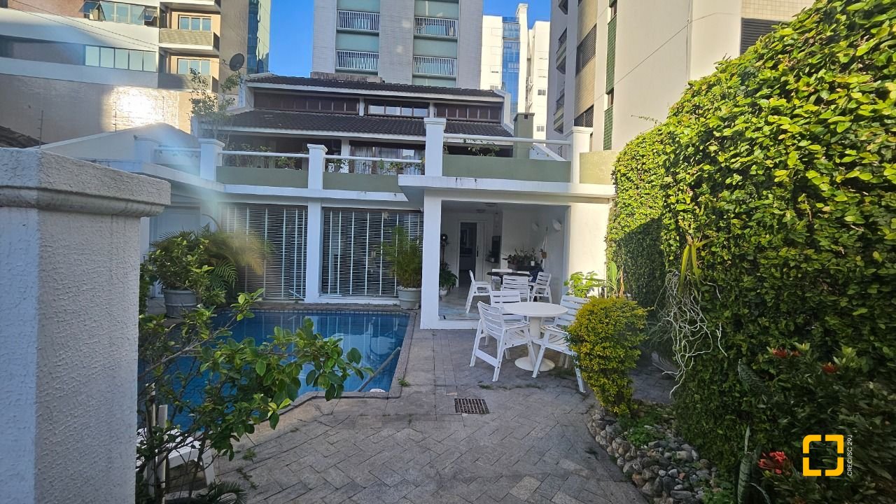 Casa com 350m², 7 quartos (sendo 3 suítes), 2 garagens, no bairro Centro em Florianópolis