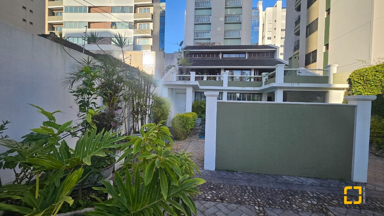 Casa com 350m², 7 quartos (sendo 3 suítes), 2 garagens, no bairro Centro em Florianópolis