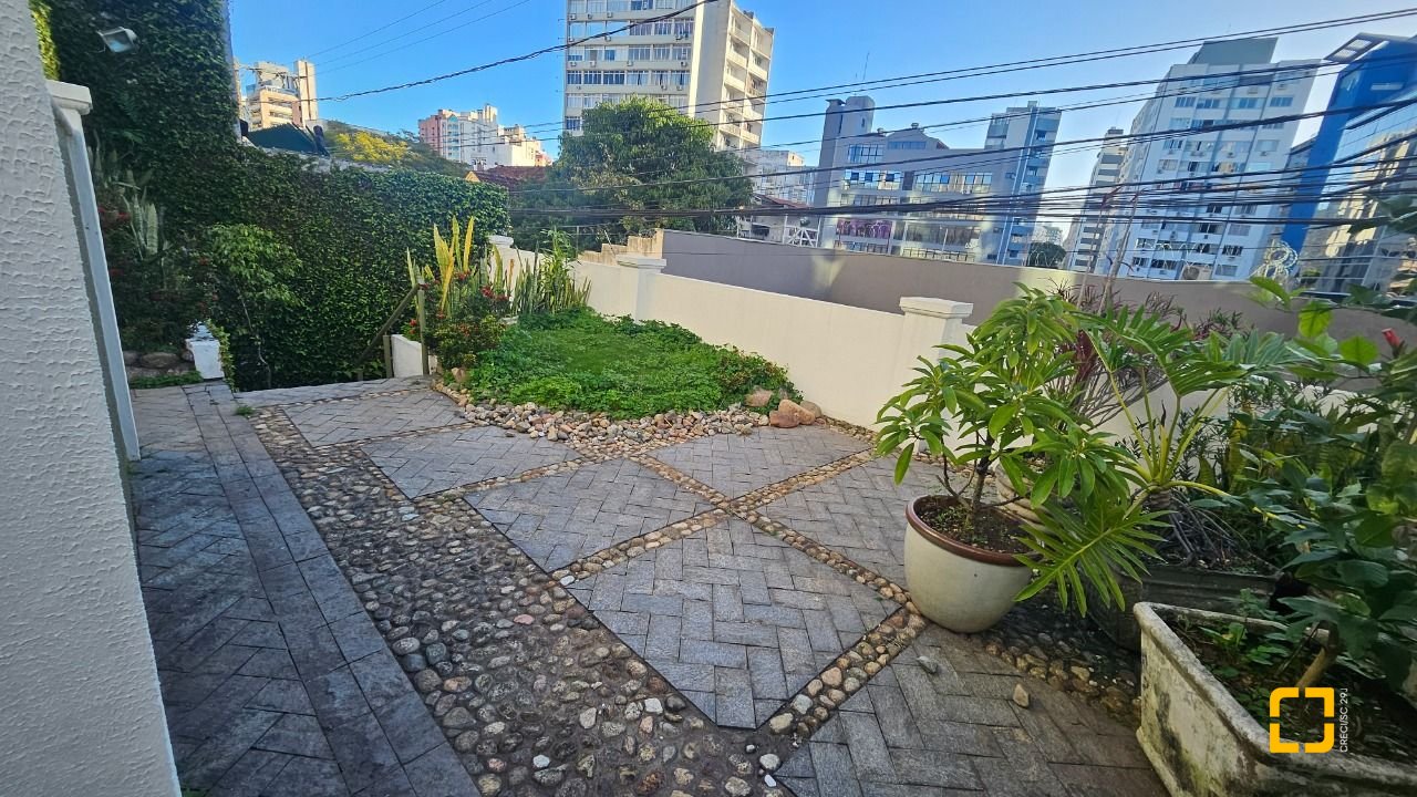 Casa com 350m², 7 quartos (sendo 3 suítes), 2 garagens, no bairro Centro em Florianópolis