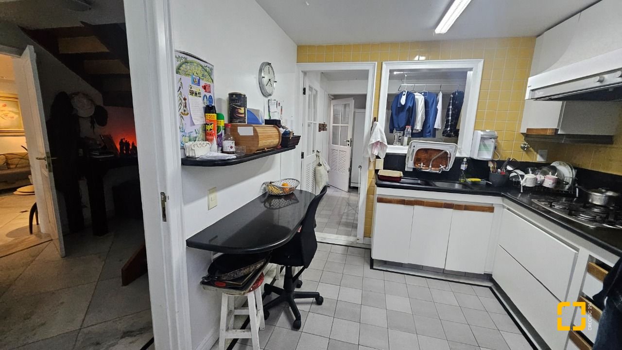 Casa com 350m², 7 quartos (sendo 3 suítes), 2 garagens, no bairro Centro em Florianópolis