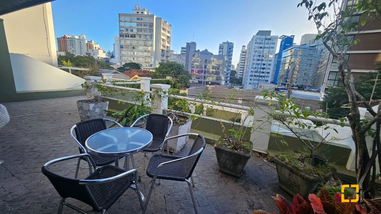 Casa com 350m², 7 quartos (sendo 3 suítes), 2 garagens, no bairro Centro em Florianópolis