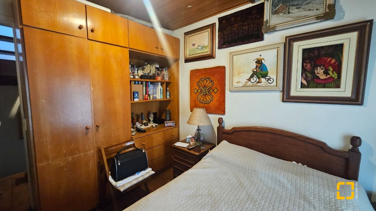 Casa com 350m², 7 quartos (sendo 3 suítes), 2 garagens, no bairro Centro em Florianópolis