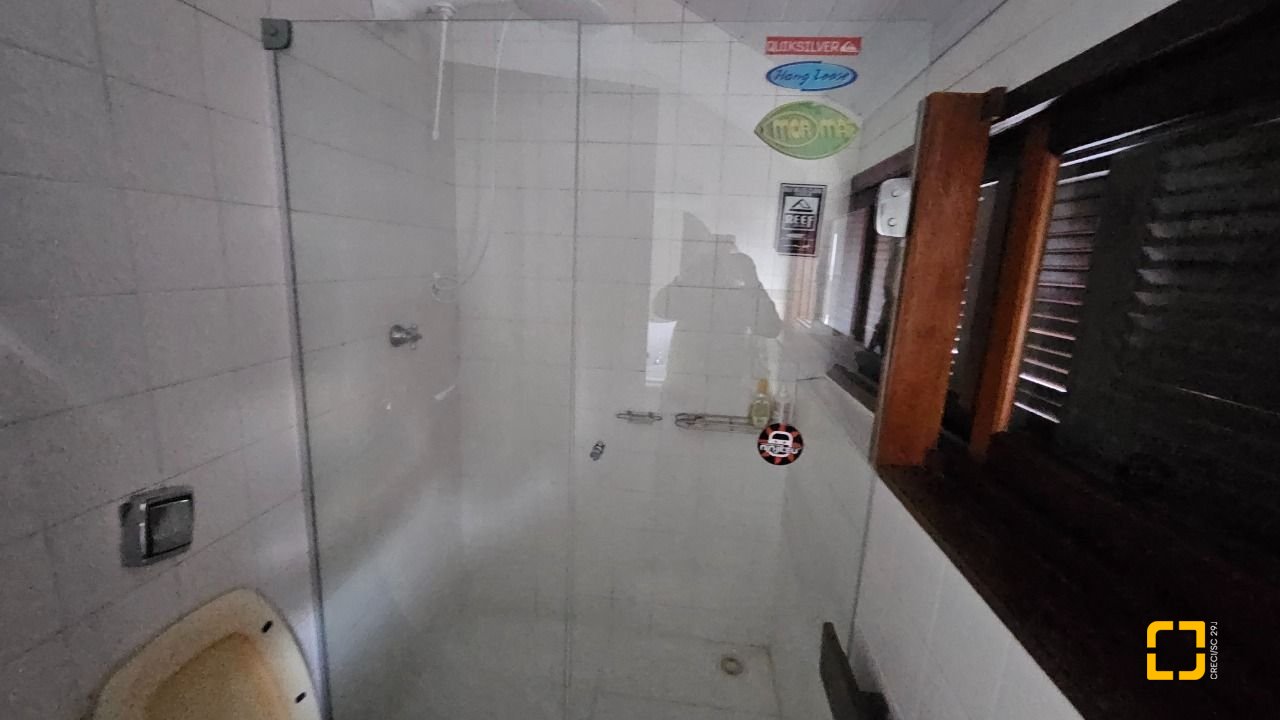 Casa com 350m², 7 quartos (sendo 3 suítes), 2 garagens, no bairro Centro em Florianópolis