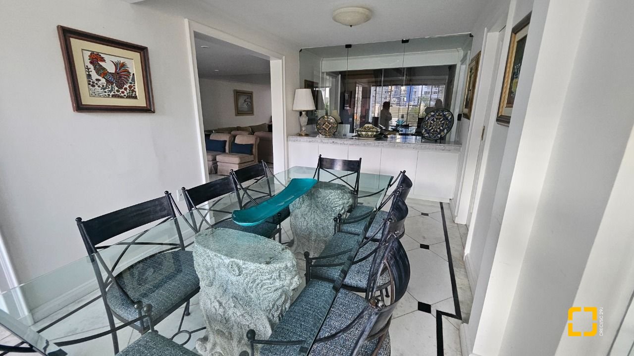 Casa com 350m², 7 quartos (sendo 3 suítes), 2 garagens, no bairro Centro em Florianópolis