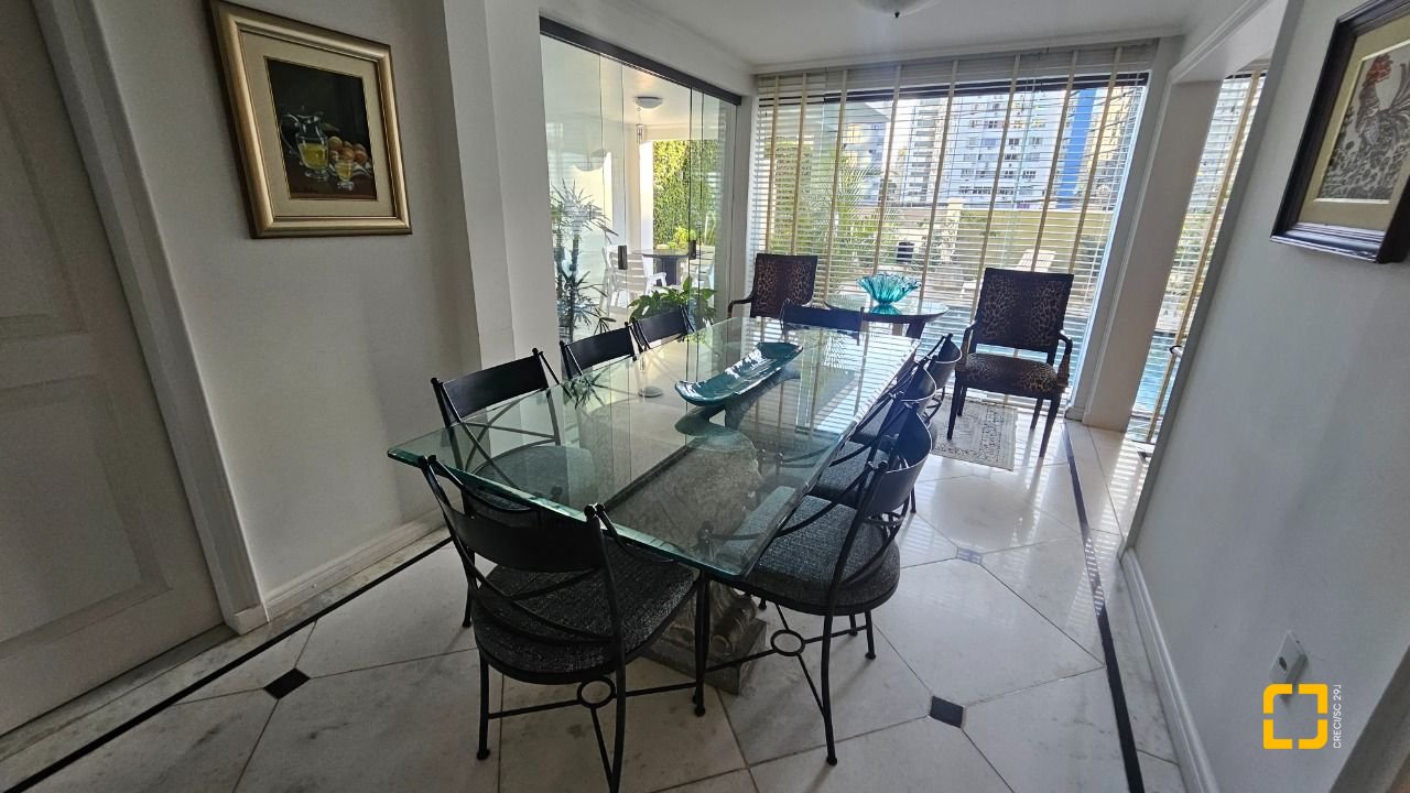 Casa com 350m², 7 quartos (sendo 3 suítes), 2 garagens, no bairro Centro em Florianópolis