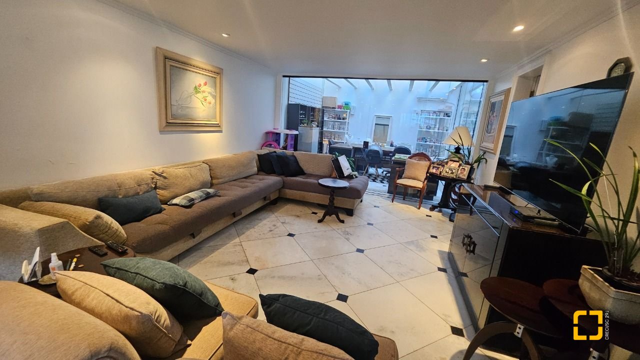 Casa com 350m², 7 quartos (sendo 3 suítes), 2 garagens, no bairro Centro em Florianópolis