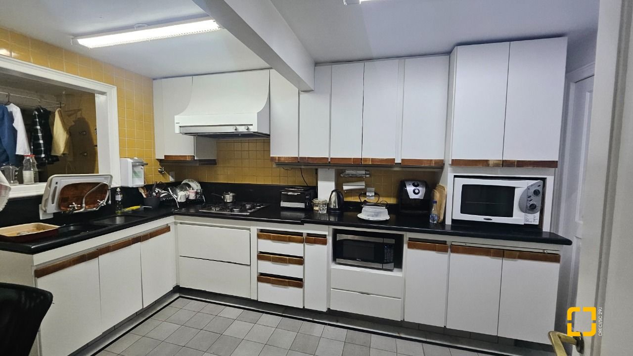 Casa com 350m², 7 quartos (sendo 3 suítes), 2 garagens, no bairro Centro em Florianópolis