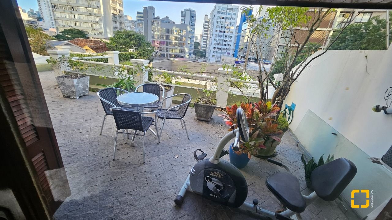 Casa com 350m², 7 quartos (sendo 3 suítes), 2 garagens, no bairro Centro em Florianópolis