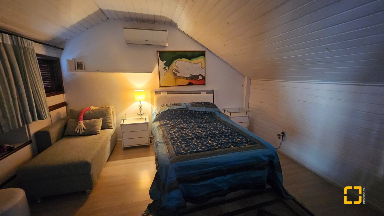 Casa com 350m², 7 quartos (sendo 3 suítes), 2 garagens, no bairro Centro em Florianópolis