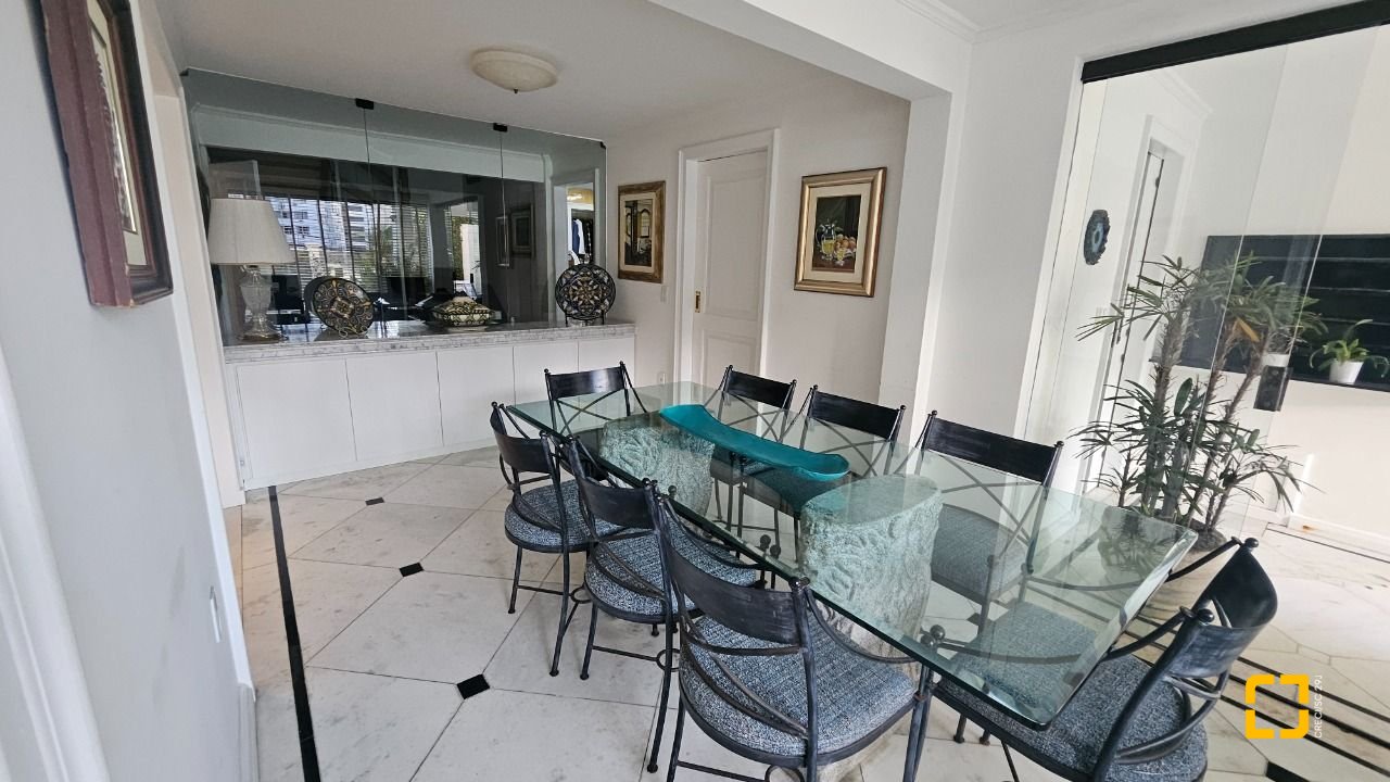 Casa com 350m², 7 quartos (sendo 3 suítes), 2 garagens, no bairro Centro em Florianópolis
