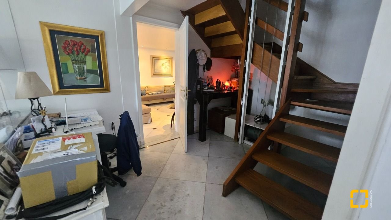 Casa com 350m², 7 quartos (sendo 3 suítes), 2 garagens, no bairro Centro em Florianópolis