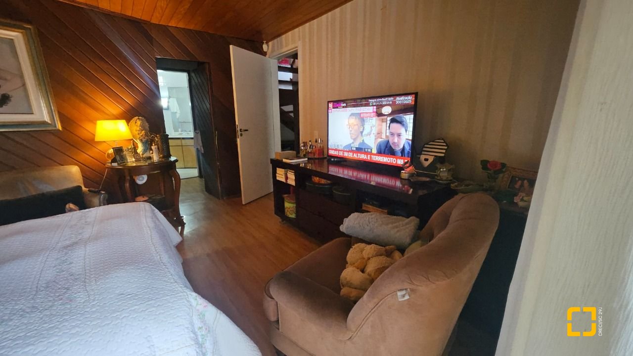Casa com 350m², 7 quartos (sendo 3 suítes), 2 garagens, no bairro Centro em Florianópolis