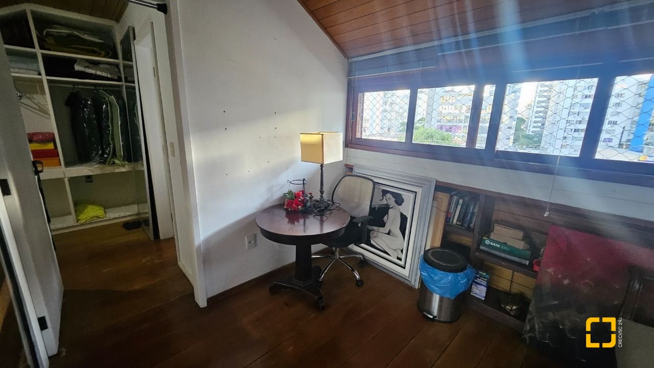 Casa com 350m², 7 quartos (sendo 3 suítes), 2 garagens, no bairro Centro em Florianópolis