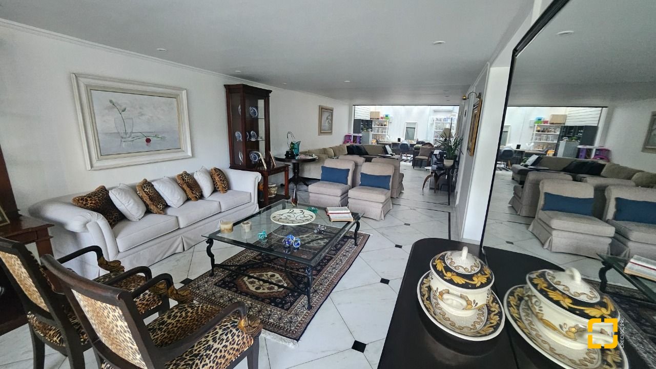 Casa com 350m², 7 quartos (sendo 3 suítes), 2 garagens, no bairro Centro em Florianópolis