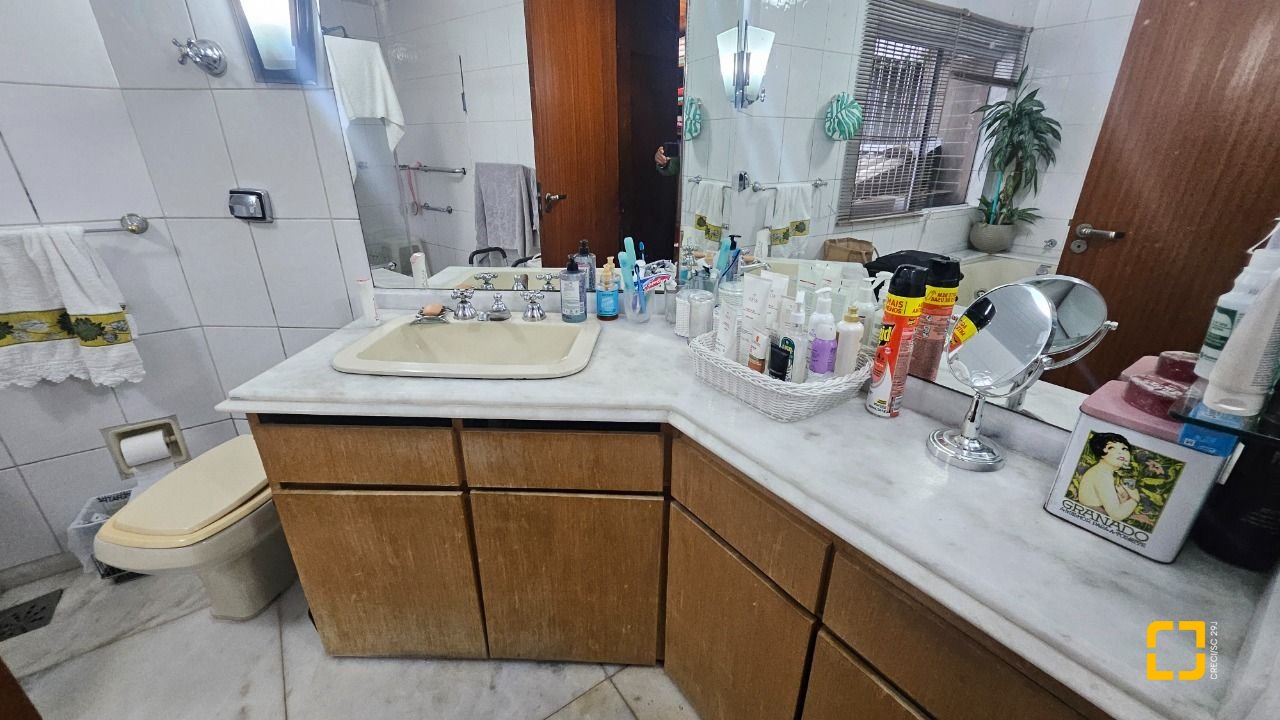 Casa com 350m², 7 quartos (sendo 3 suítes), 2 garagens, no bairro Centro em Florianópolis