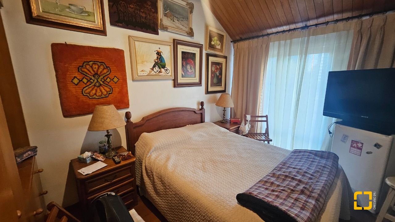 Casa com 350m², 7 quartos (sendo 3 suítes), 2 garagens, no bairro Centro em Florianópolis