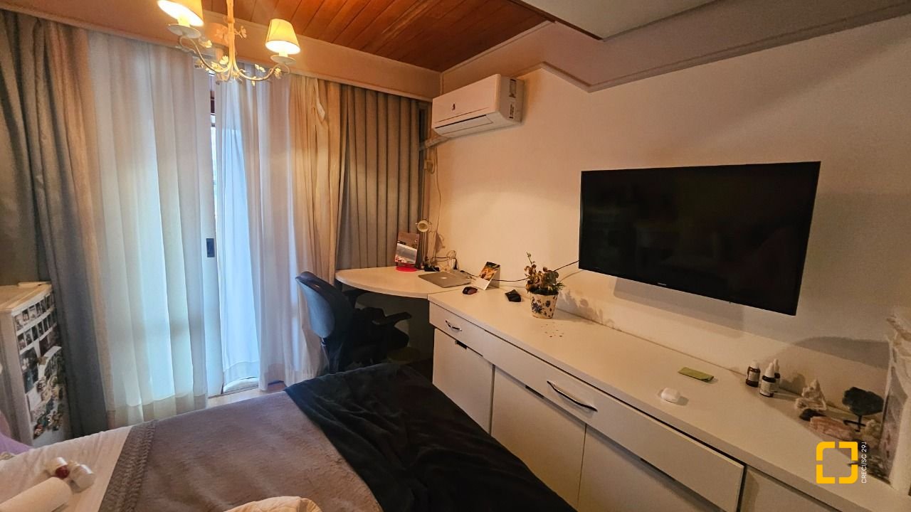 Casa com 350m², 7 quartos (sendo 3 suítes), 2 garagens, no bairro Centro em Florianópolis