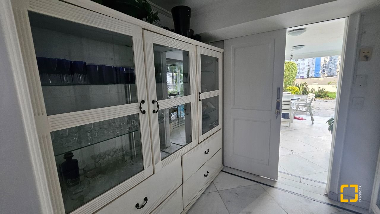 Casa com 350m², 7 quartos (sendo 3 suítes), 2 garagens, no bairro Centro em Florianópolis