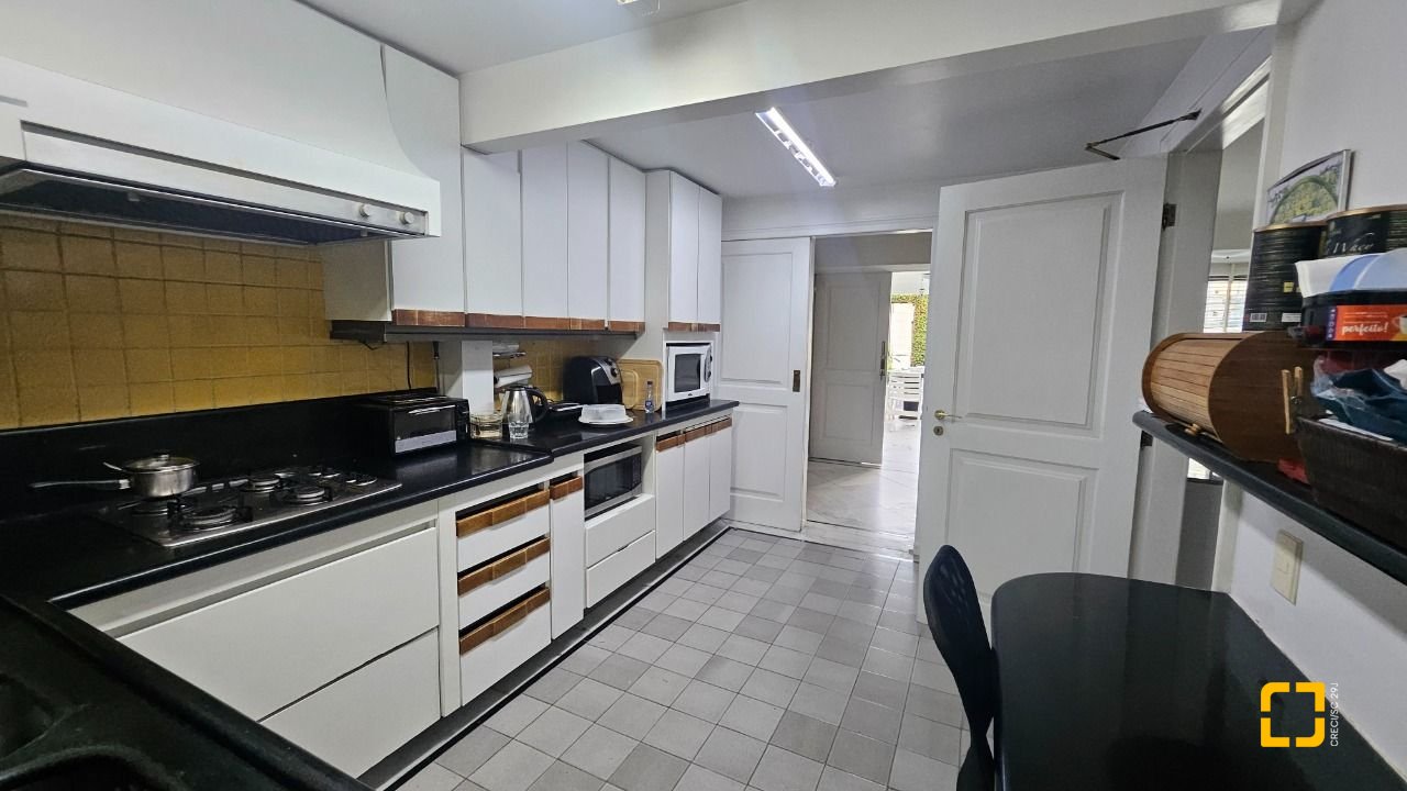 Casa com 350m², 7 quartos (sendo 3 suítes), 2 garagens, no bairro Centro em Florianópolis