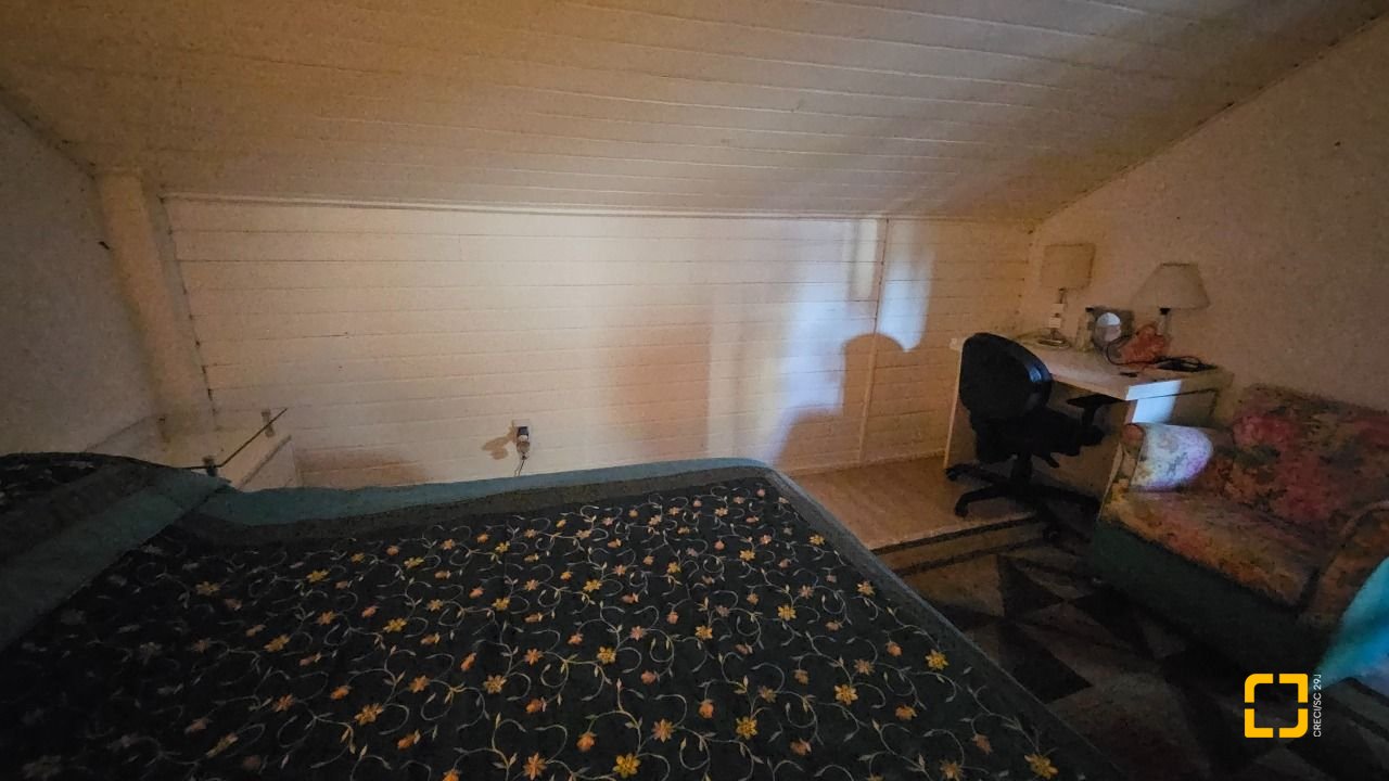 Casa com 350m², 7 quartos (sendo 3 suítes), 2 garagens, no bairro Centro em Florianópolis