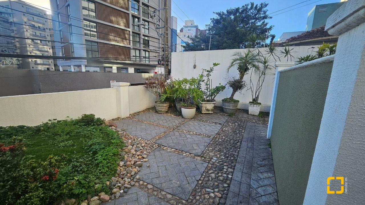 Casa com 350m², 7 quartos (sendo 3 suítes), 2 garagens, no bairro Centro em Florianópolis