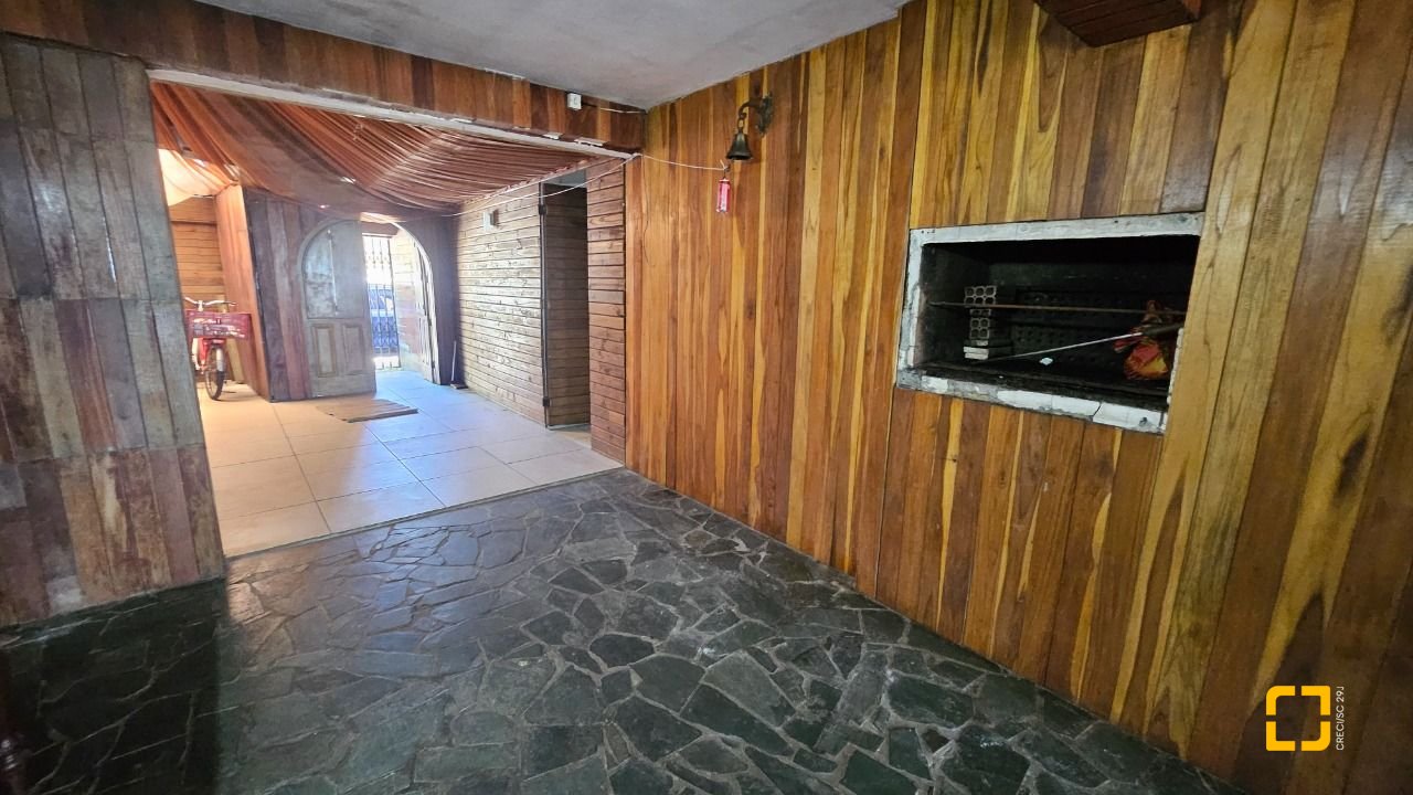 Casa com 315m², 6 quartos (sendo 2 suítes), 2 garagens, no bairro Cachoeira do Bom Jesus em Florianópolis