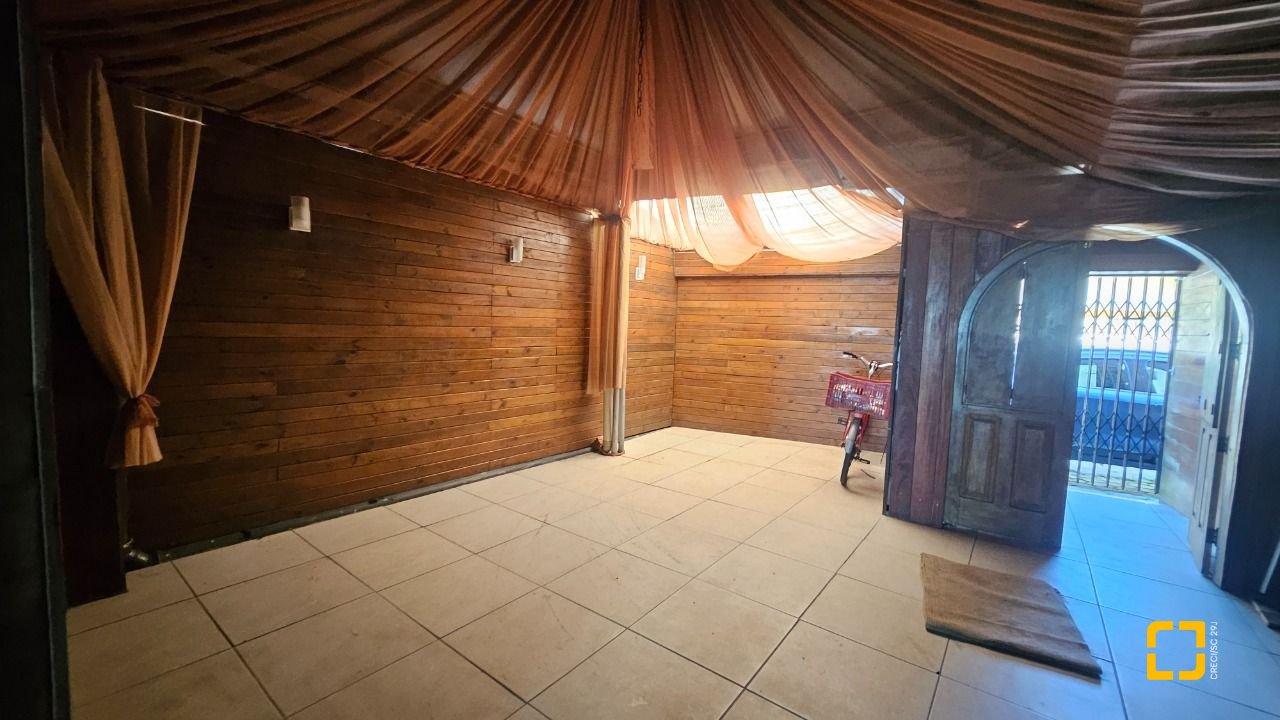 Casa com 315m², 6 quartos (sendo 2 suítes), 2 garagens, no bairro Cachoeira do Bom Jesus em Florianópolis