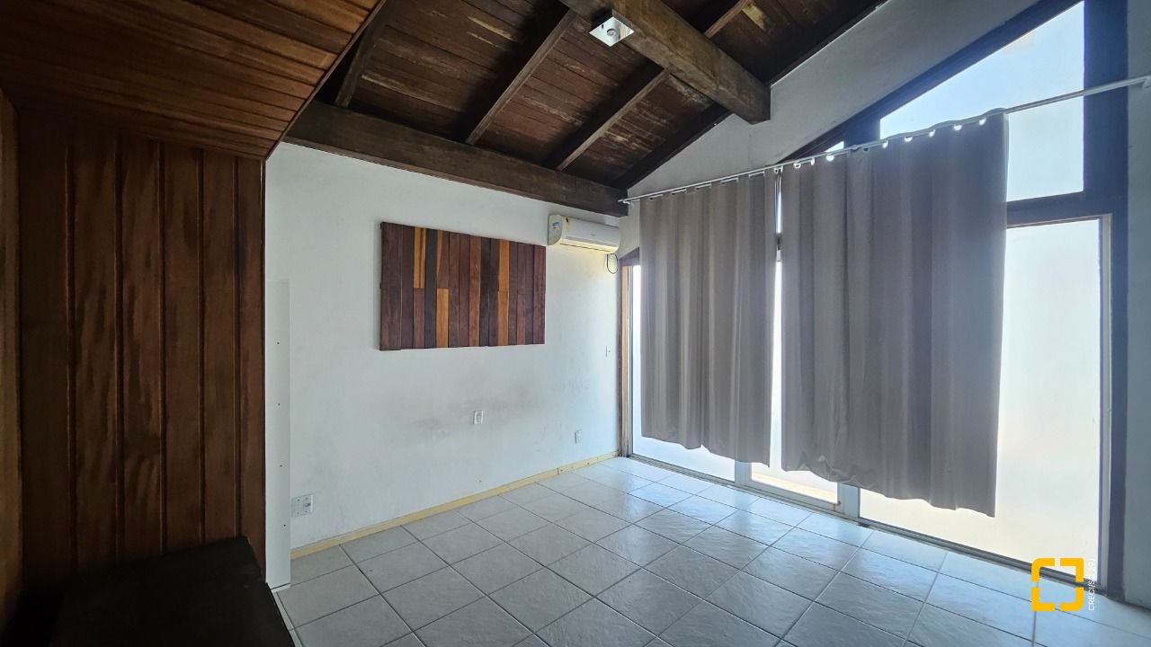 Casa com 315m², 6 quartos (sendo 2 suítes), 2 garagens, no bairro Cachoeira do Bom Jesus em Florianópolis