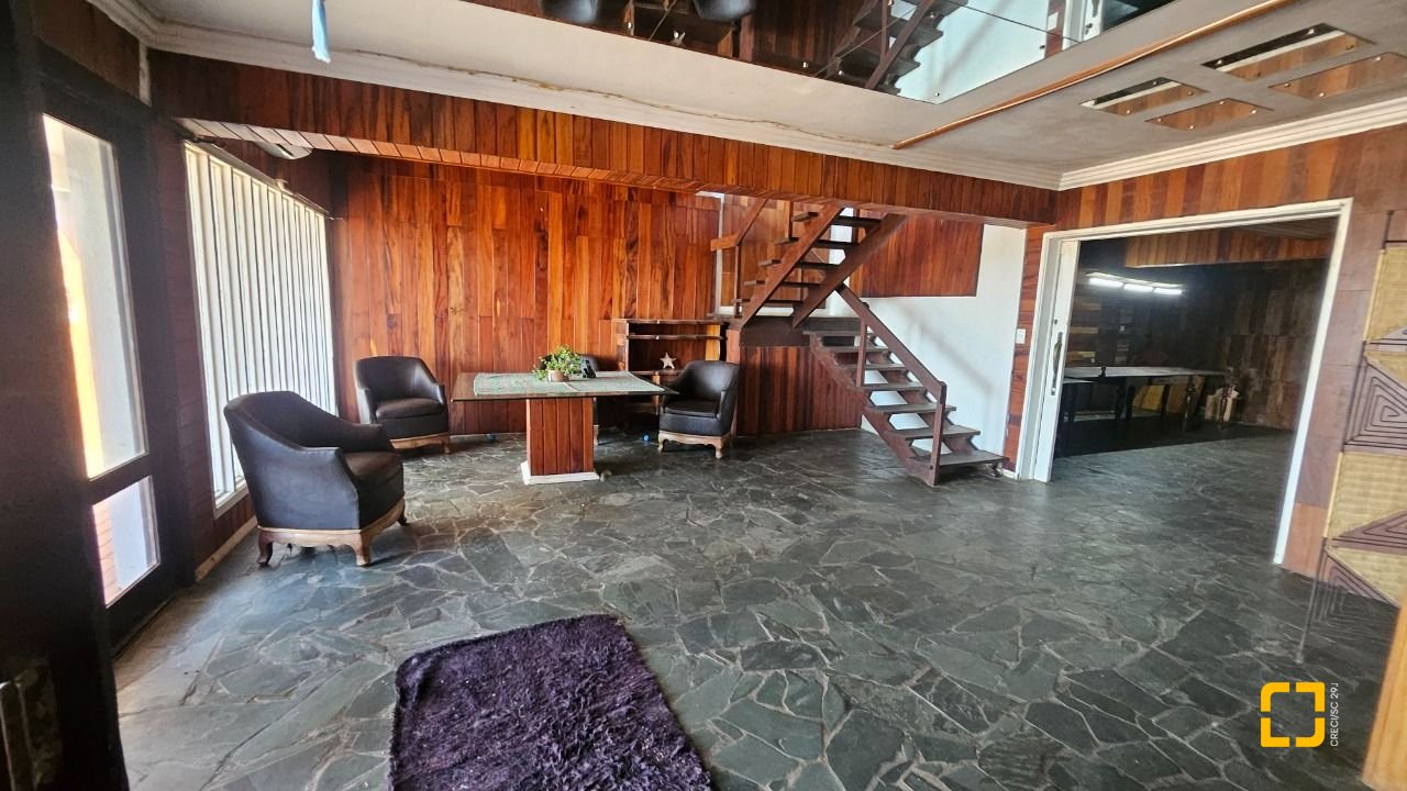 Casa com 315m², 6 quartos (sendo 2 suítes), 2 garagens, no bairro Cachoeira do Bom Jesus em Florianópolis