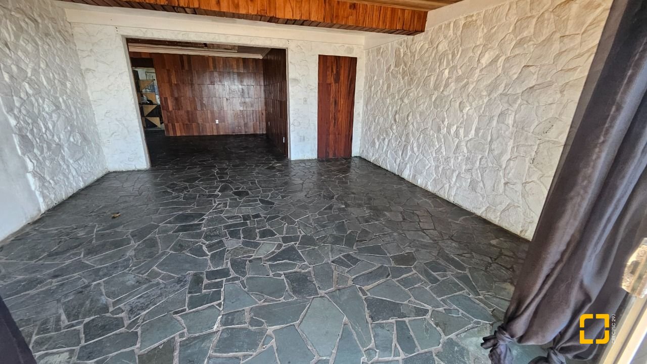Casa com 315m², 6 quartos (sendo 2 suítes), 2 garagens, no bairro Cachoeira do Bom Jesus em Florianópolis