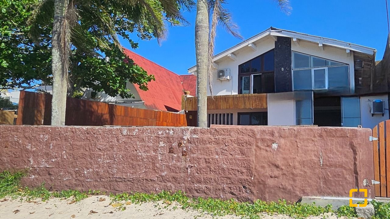 Casa com 315m², 6 quartos (sendo 2 suítes), 2 garagens, no bairro Cachoeira do Bom Jesus em Florianópolis