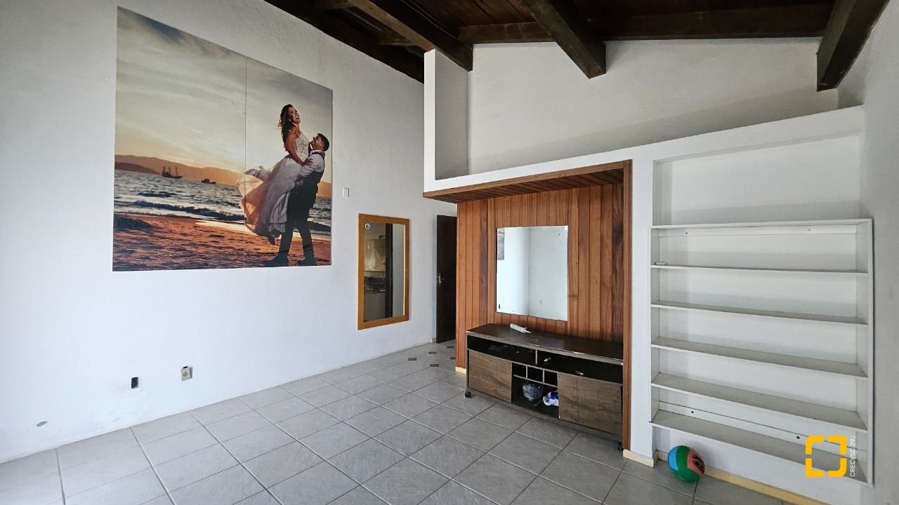 Casa com 315m², 6 quartos (sendo 2 suítes), 2 garagens, no bairro Cachoeira do Bom Jesus em Florianópolis