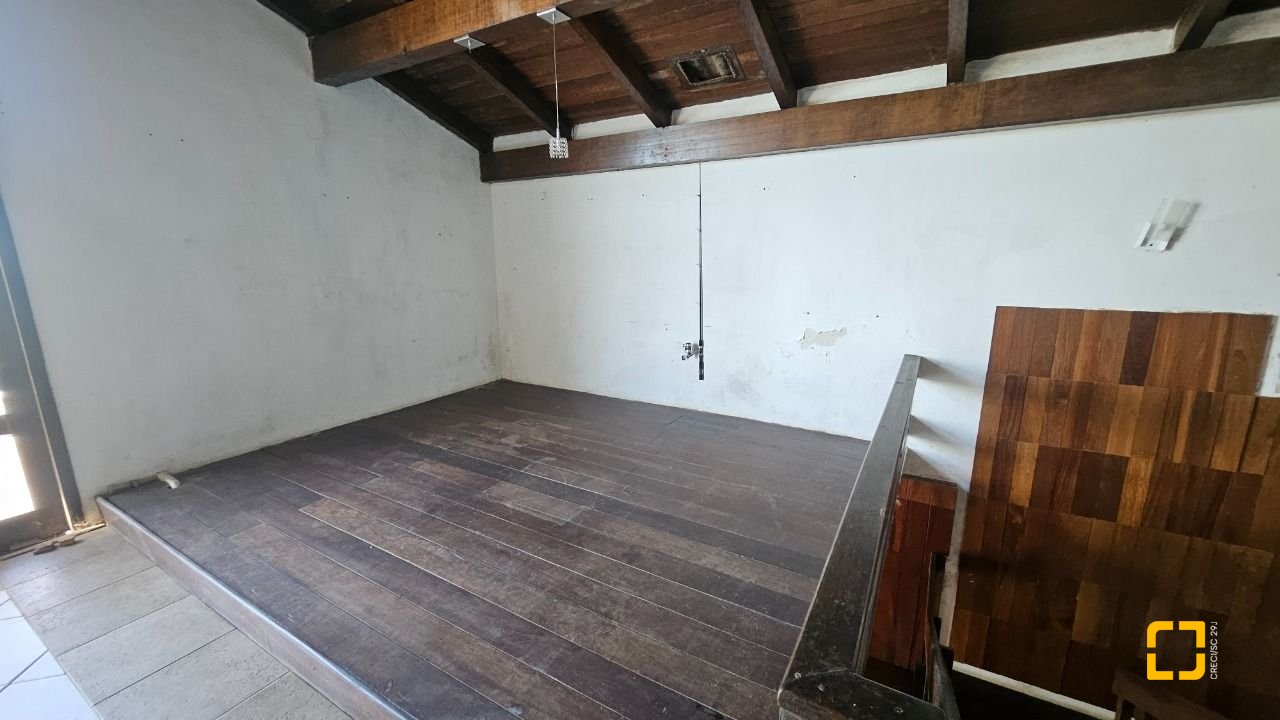 Casa com 315m², 6 quartos (sendo 2 suítes), 2 garagens, no bairro Cachoeira do Bom Jesus em Florianópolis